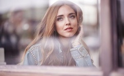 女模人乳喂富豪图